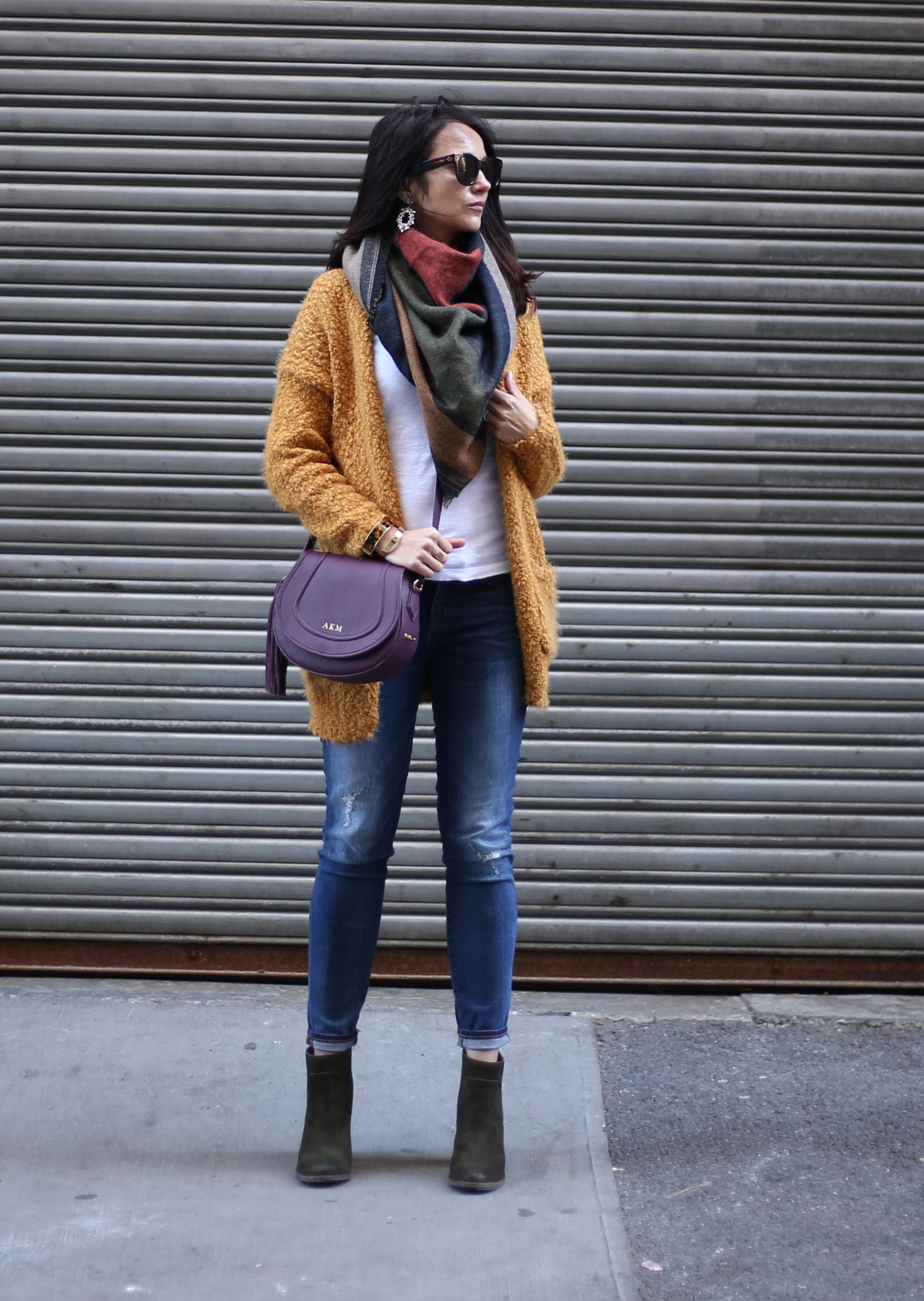 Anna Monteiro blogger of Blushing Rose Style wearing mustard yellow cardigan skiiny jeans from Nordstrom and a Gigi New York crossbody bag