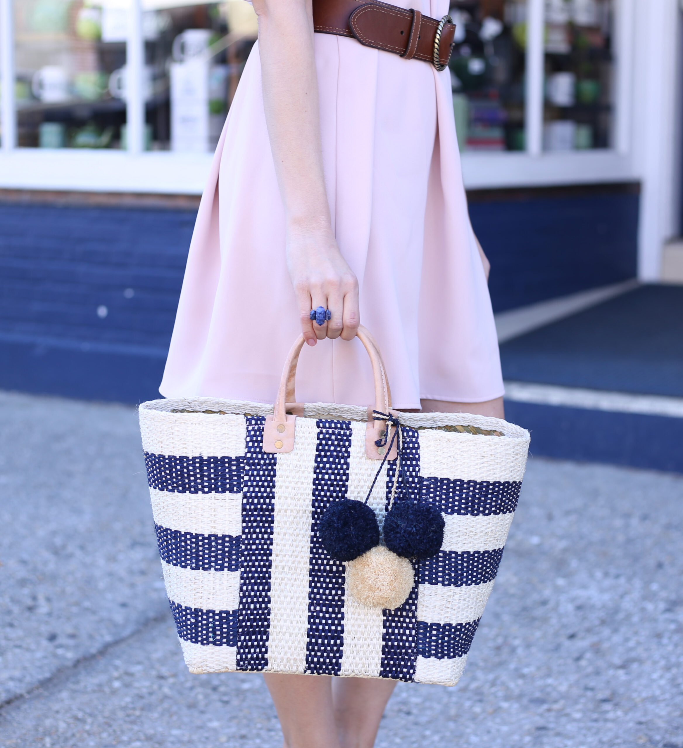 blogger Anna Monteiro of Blushing ROse Style wearing Marysol Collins woven tote