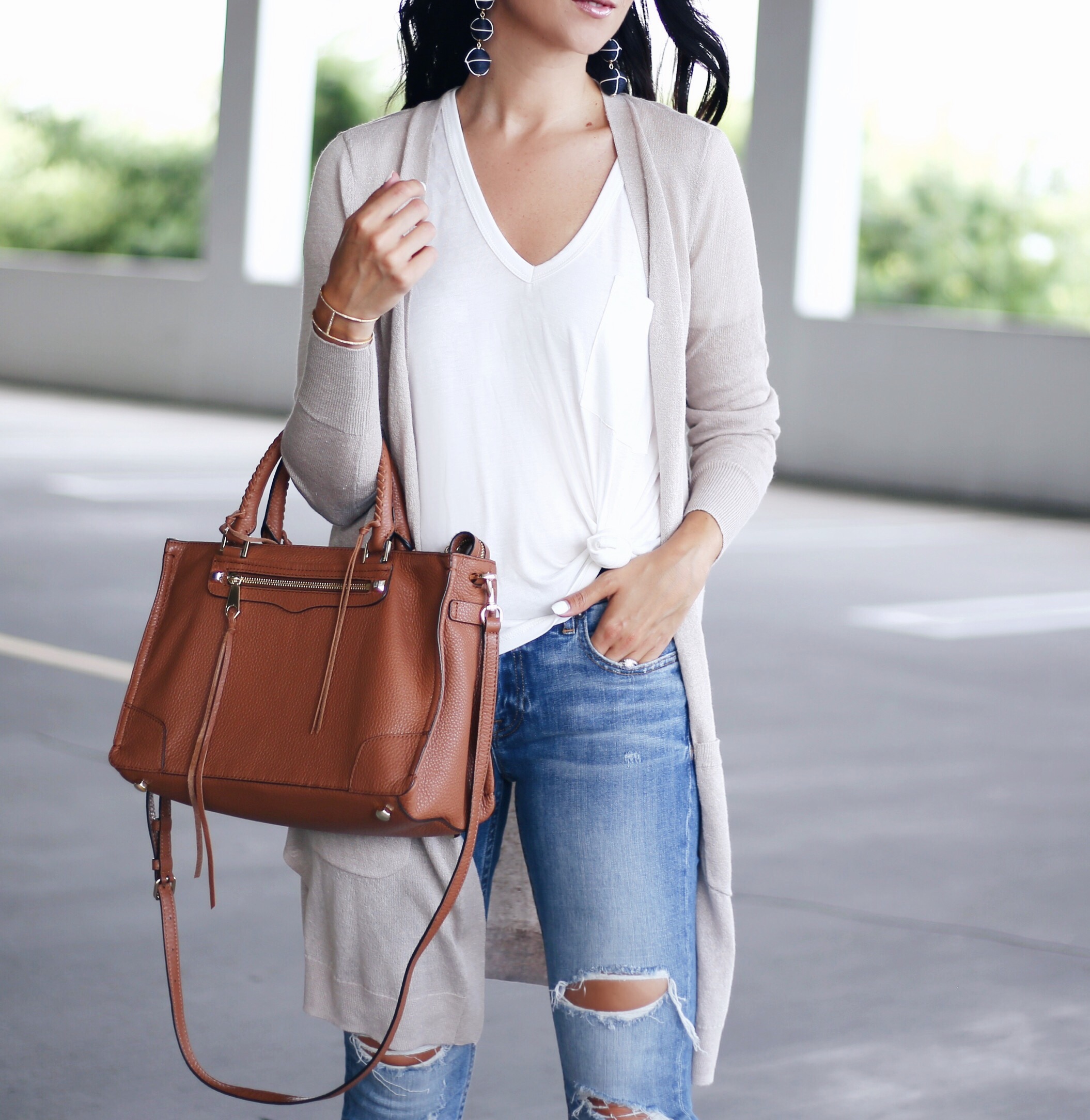 blogger Anna Monteiro from Blushing Rose Style wearing halogen linen blend cardigan from Nordstrom Anniversary Sale 2017