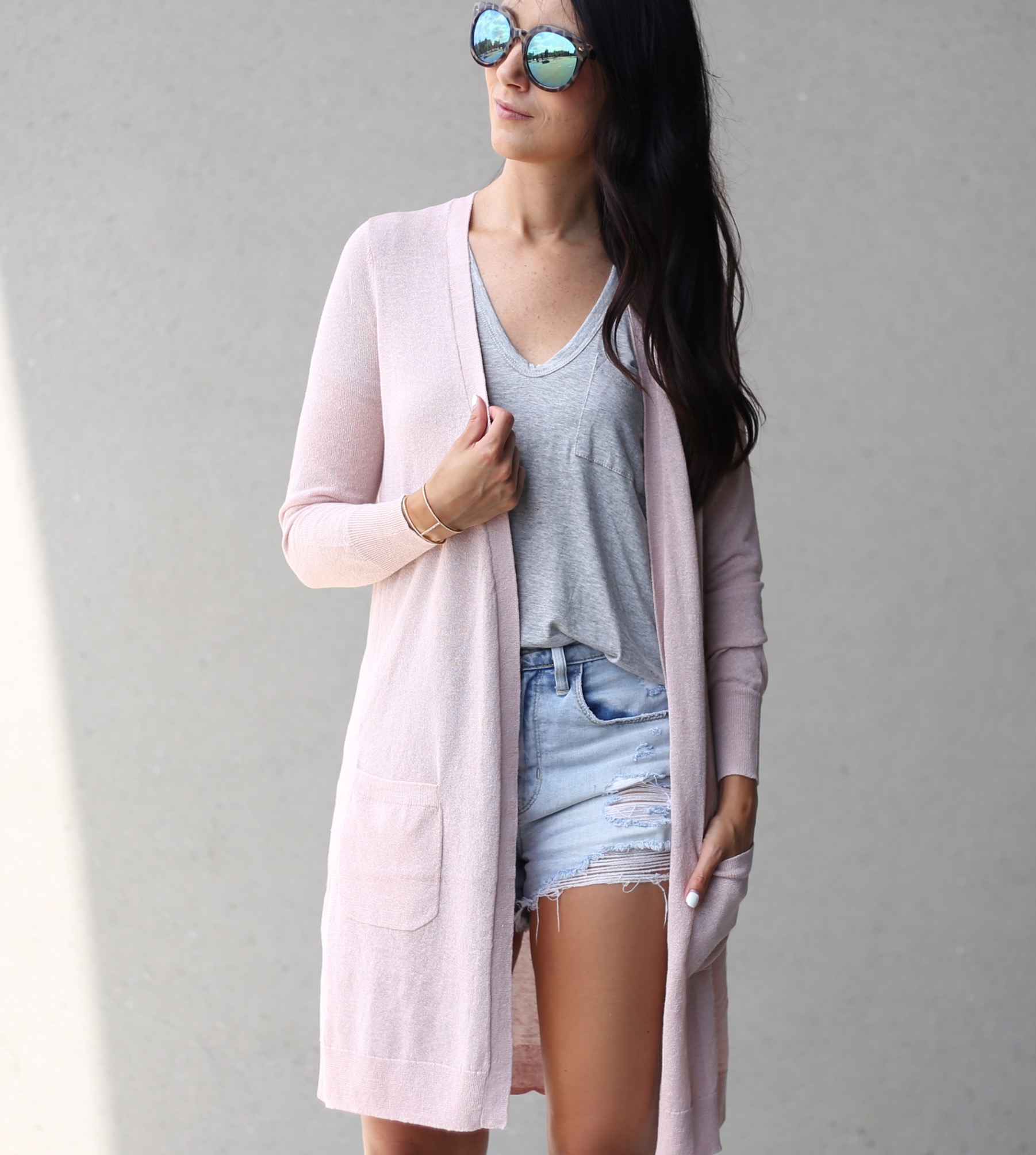 FAHSION BLOGGER ANNA MONTEIRO WEARING PINK HALOGEN CARDIGAN , GREY LUSH TEE AND DENIM SHORTS FROM NORDSTROM ANNIVERSARY SALE 2017