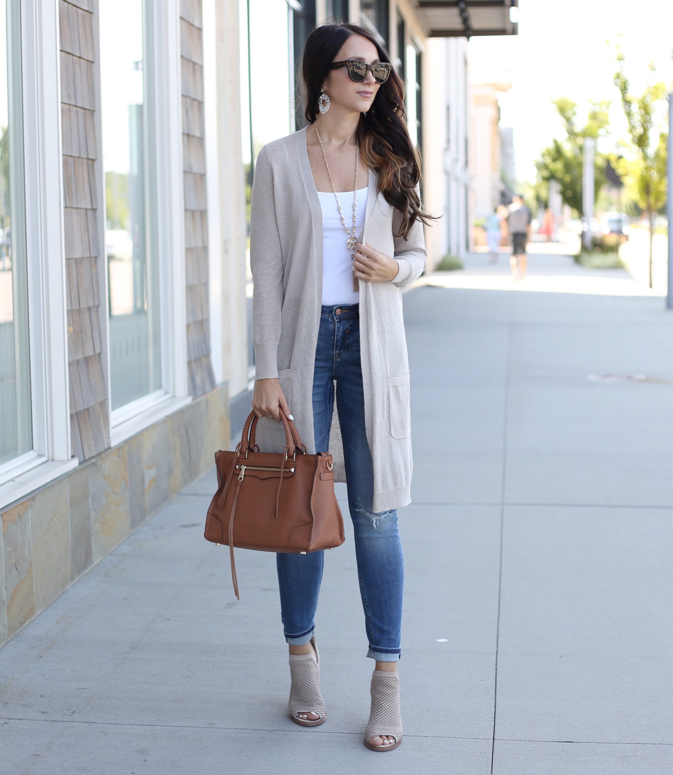 blogger Anna Monteiro wearing caslon linen blend cardigan from nordstrom in fall wardrobe update