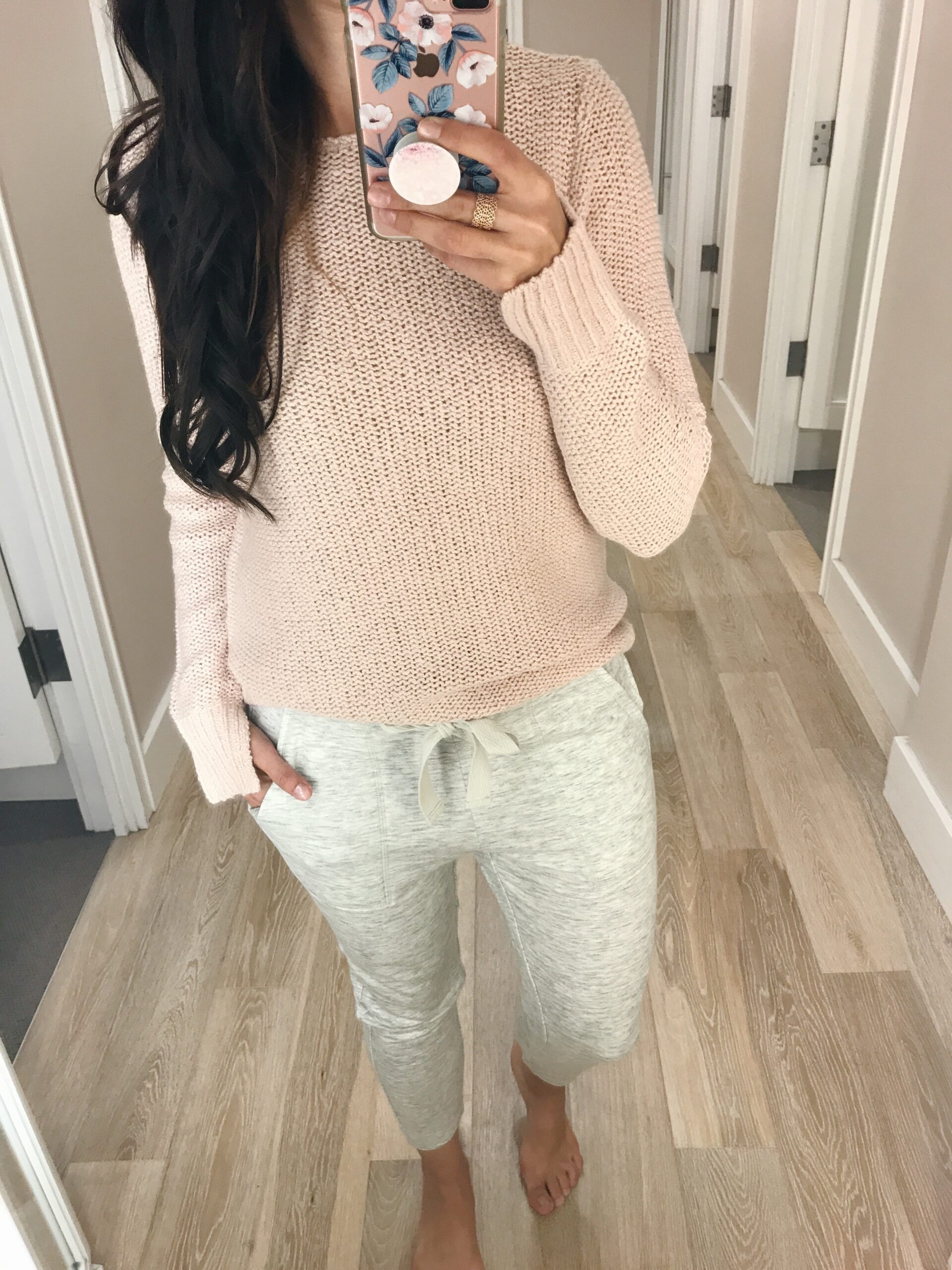 blogger Anna Monteiro blushing rose style blog wearing LOFT joggers from Labor day weekend sales and pink sweater