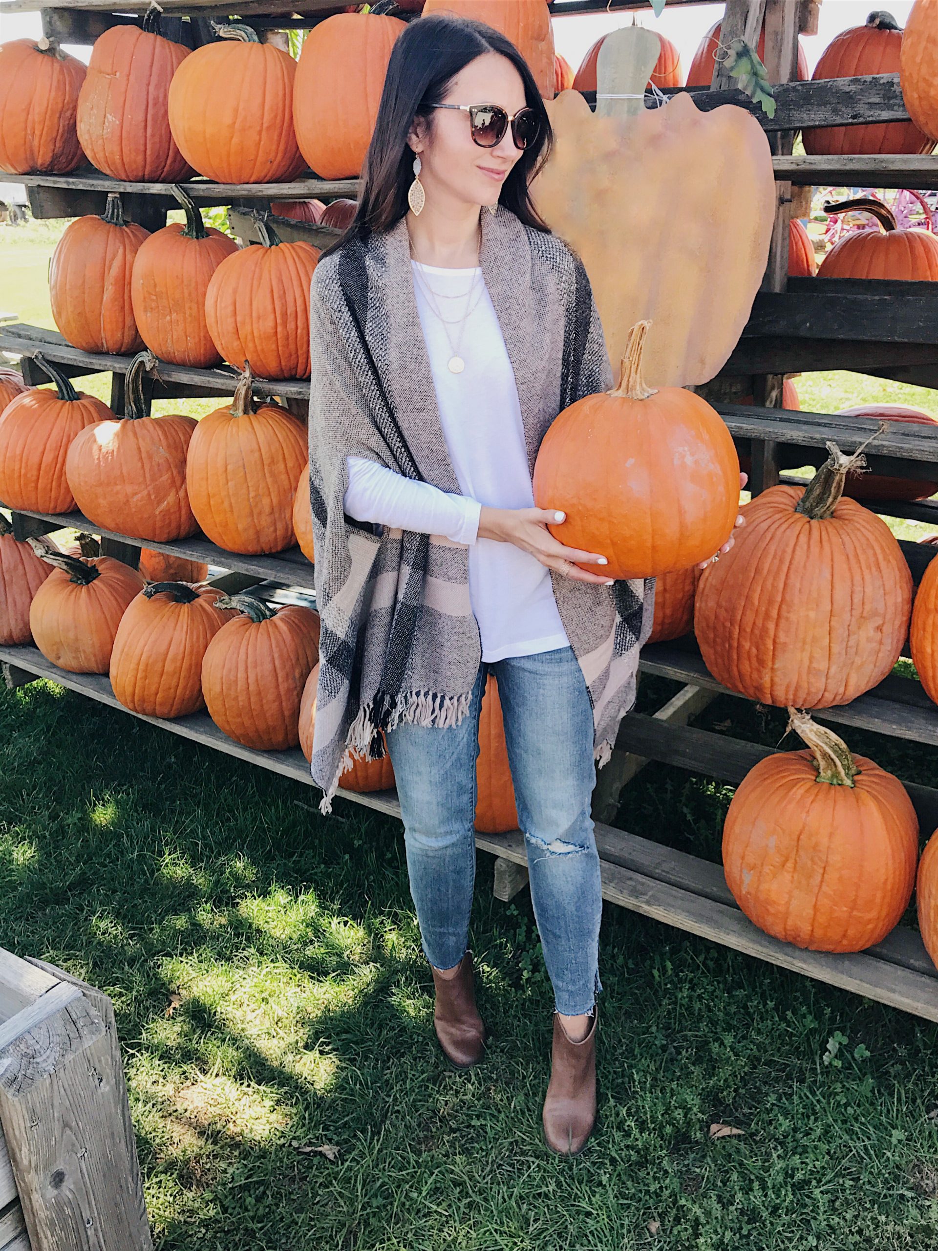 bloggger Anna Monteiro wearing madewell cape Poncho for Fall