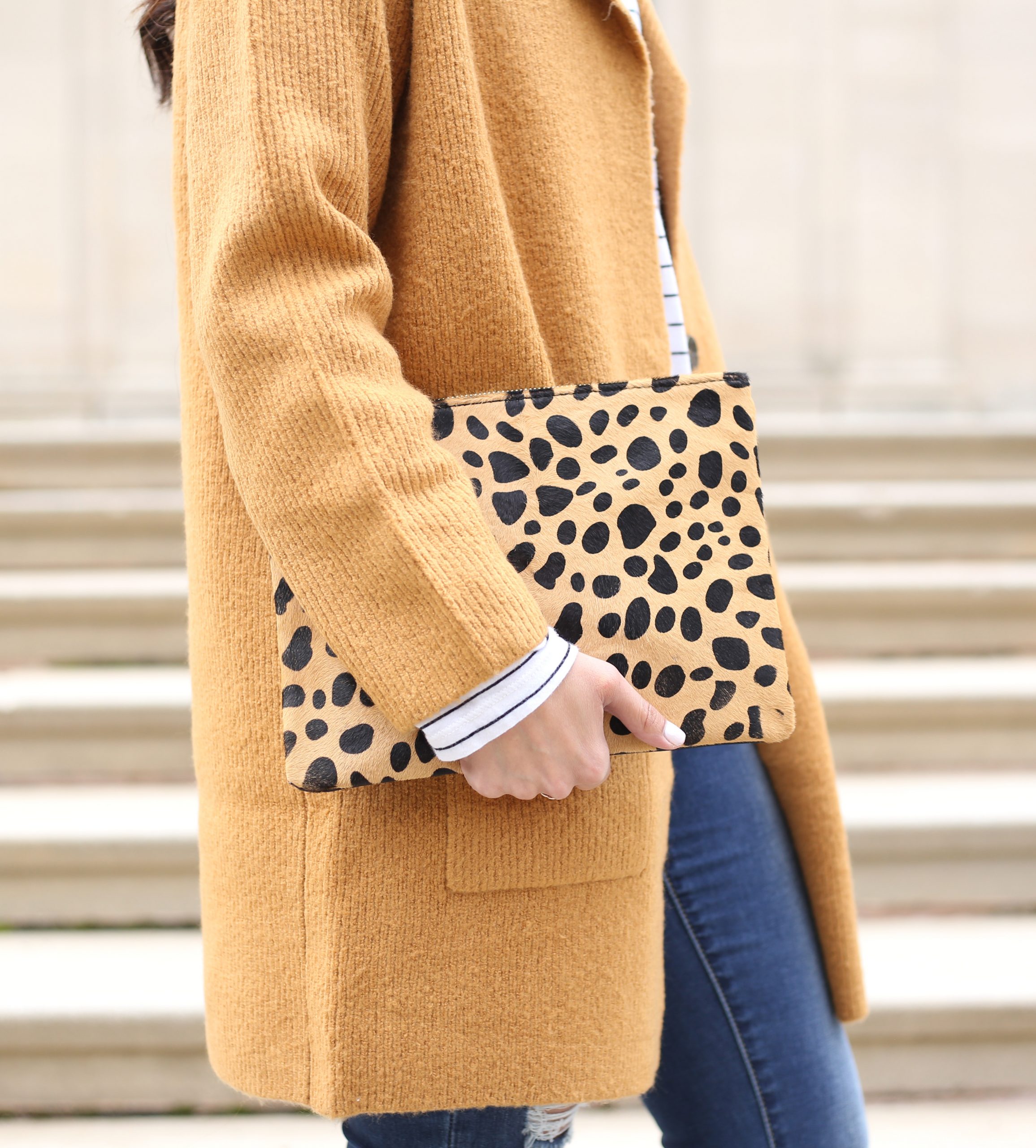 blogger Anna Monteiro of Blushing ROse Style blog wearing cozy fall sweaters and leopard print clutch