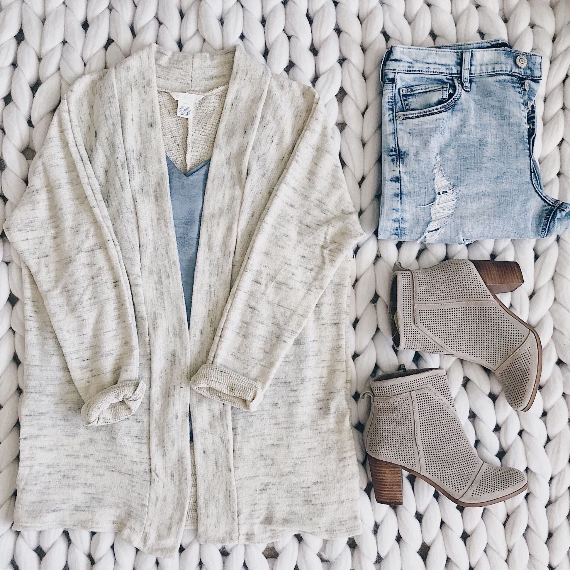 fall outfit inspiration grey cardigan