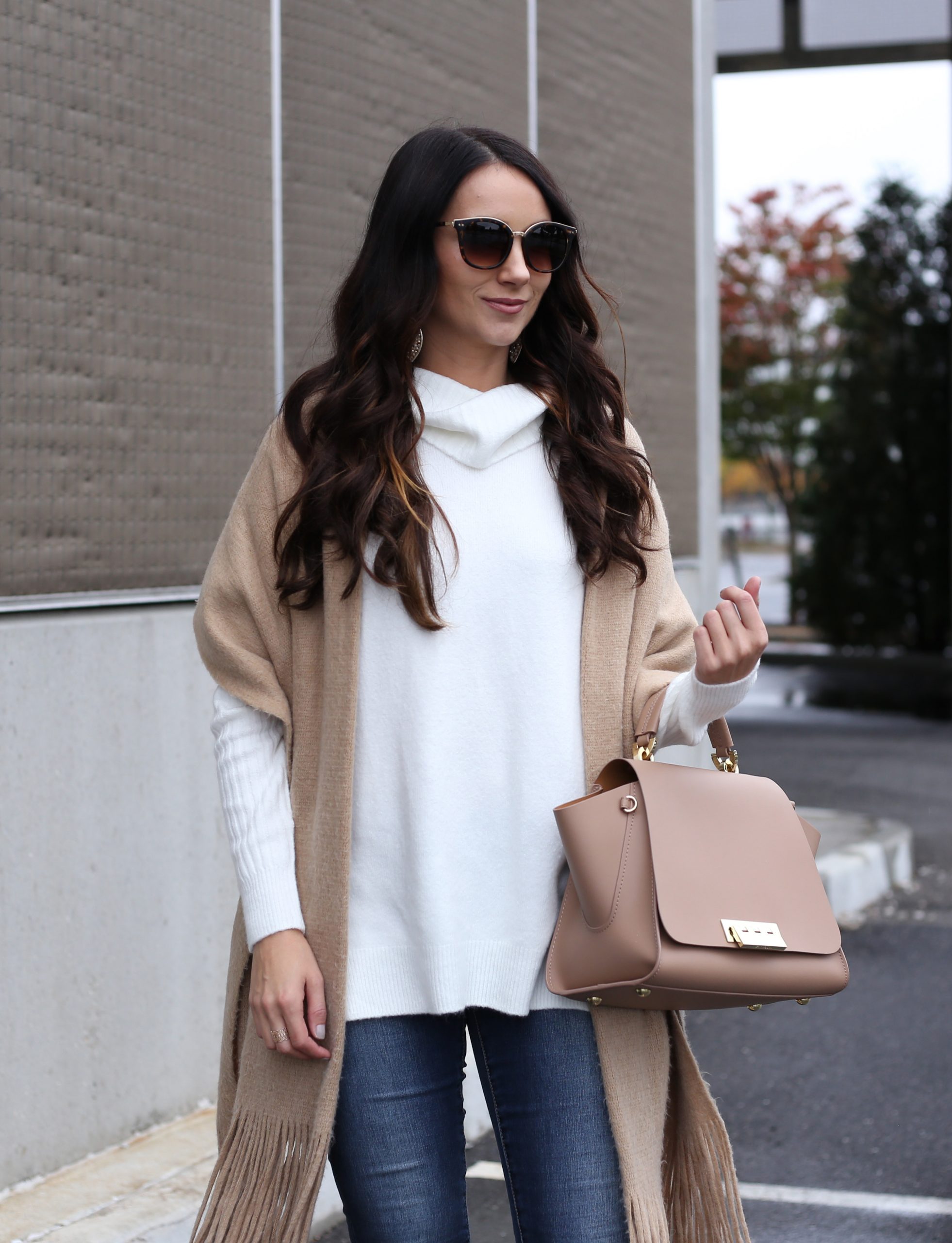 blogger Anna Monteiro of Blushing ROse style blog wearing white tunic sweater in casual holiday outfit