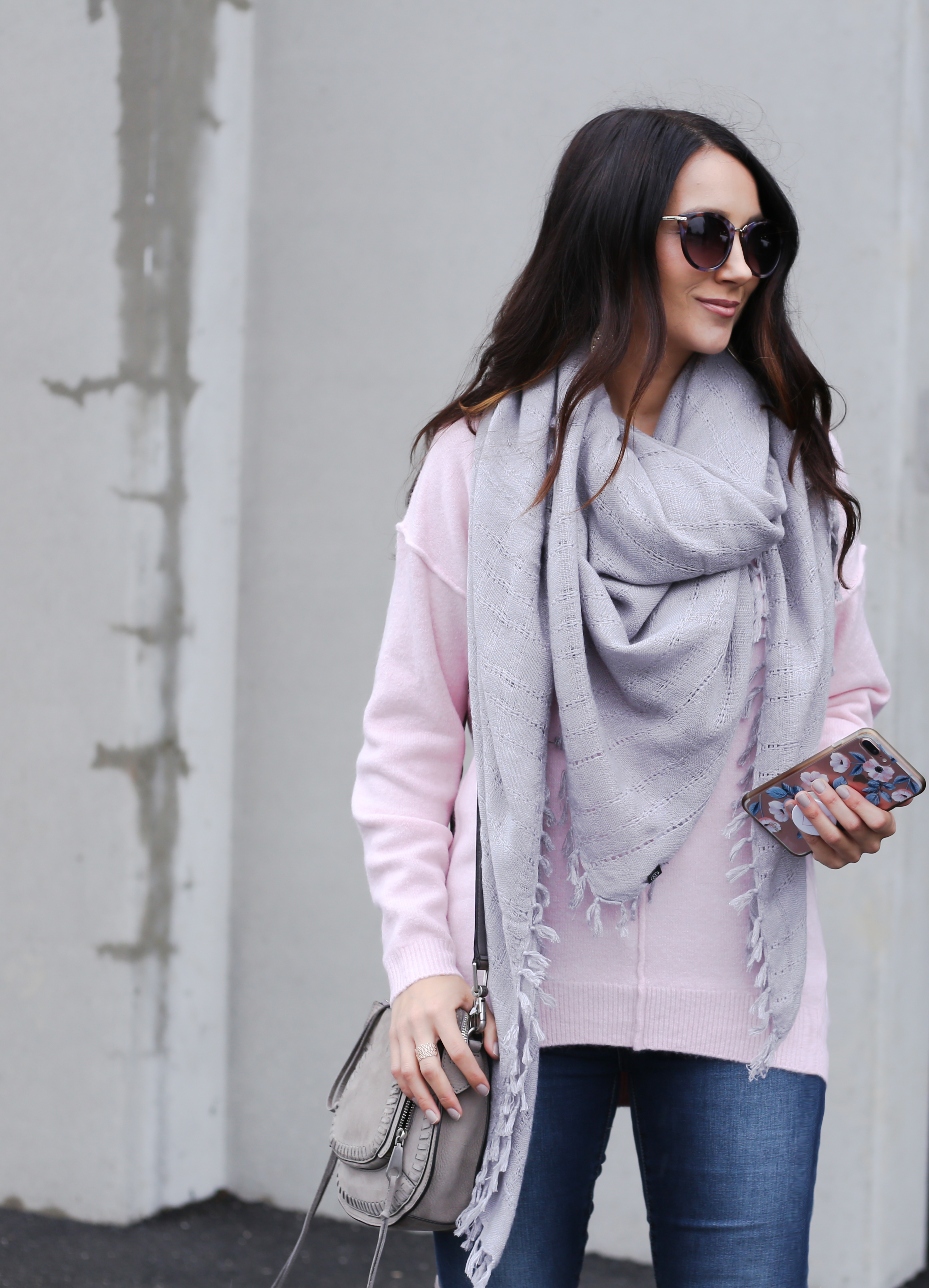 blogger Anna Monteiro wearing blush oversized sweater in casual holiday outfit