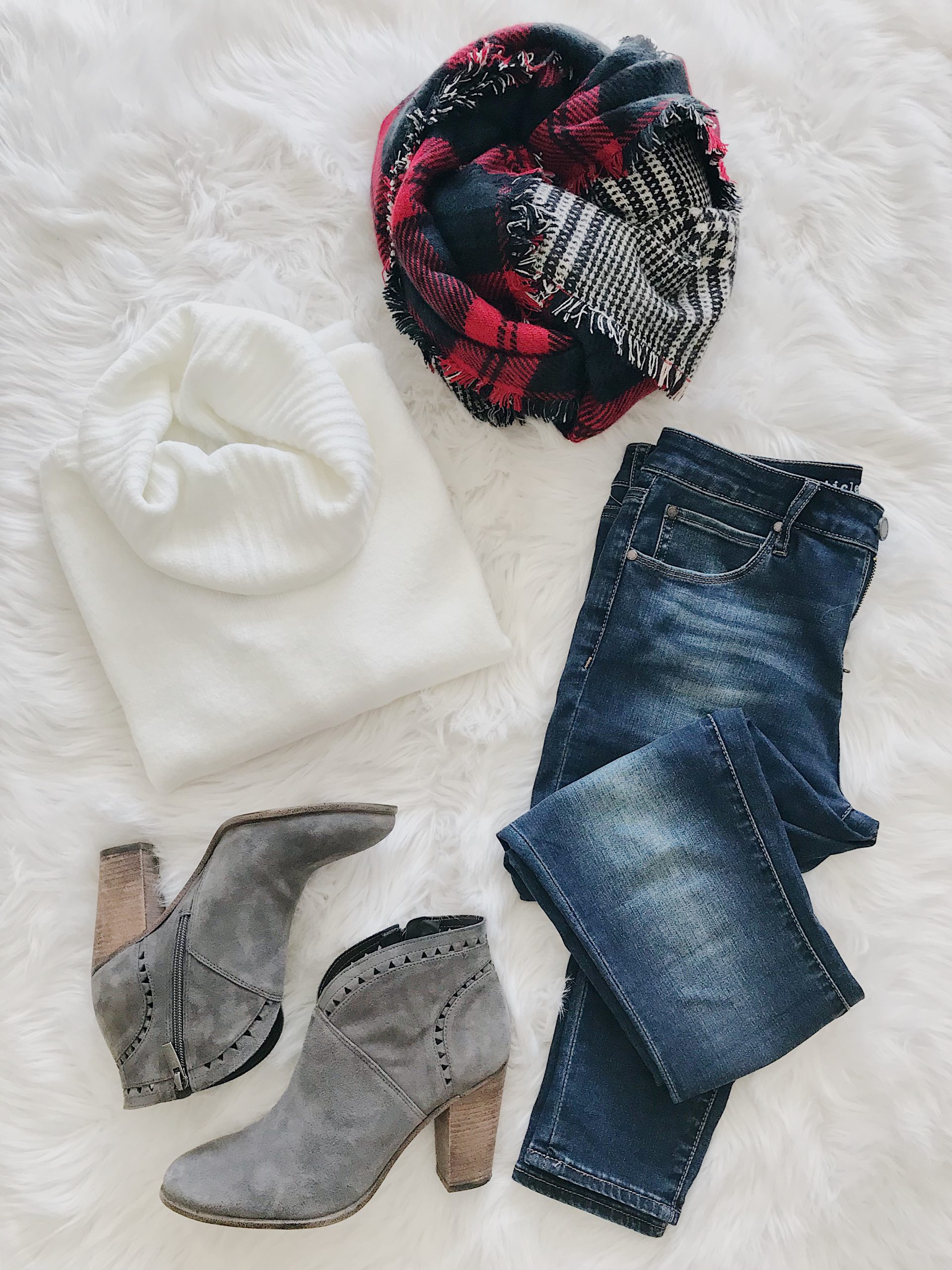 flatlay outfit inspiration for casual holiday outfit