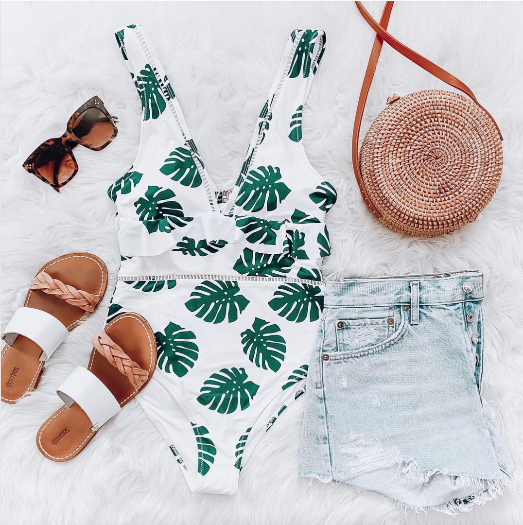 palm leaf one-piece sandals denim shorts 