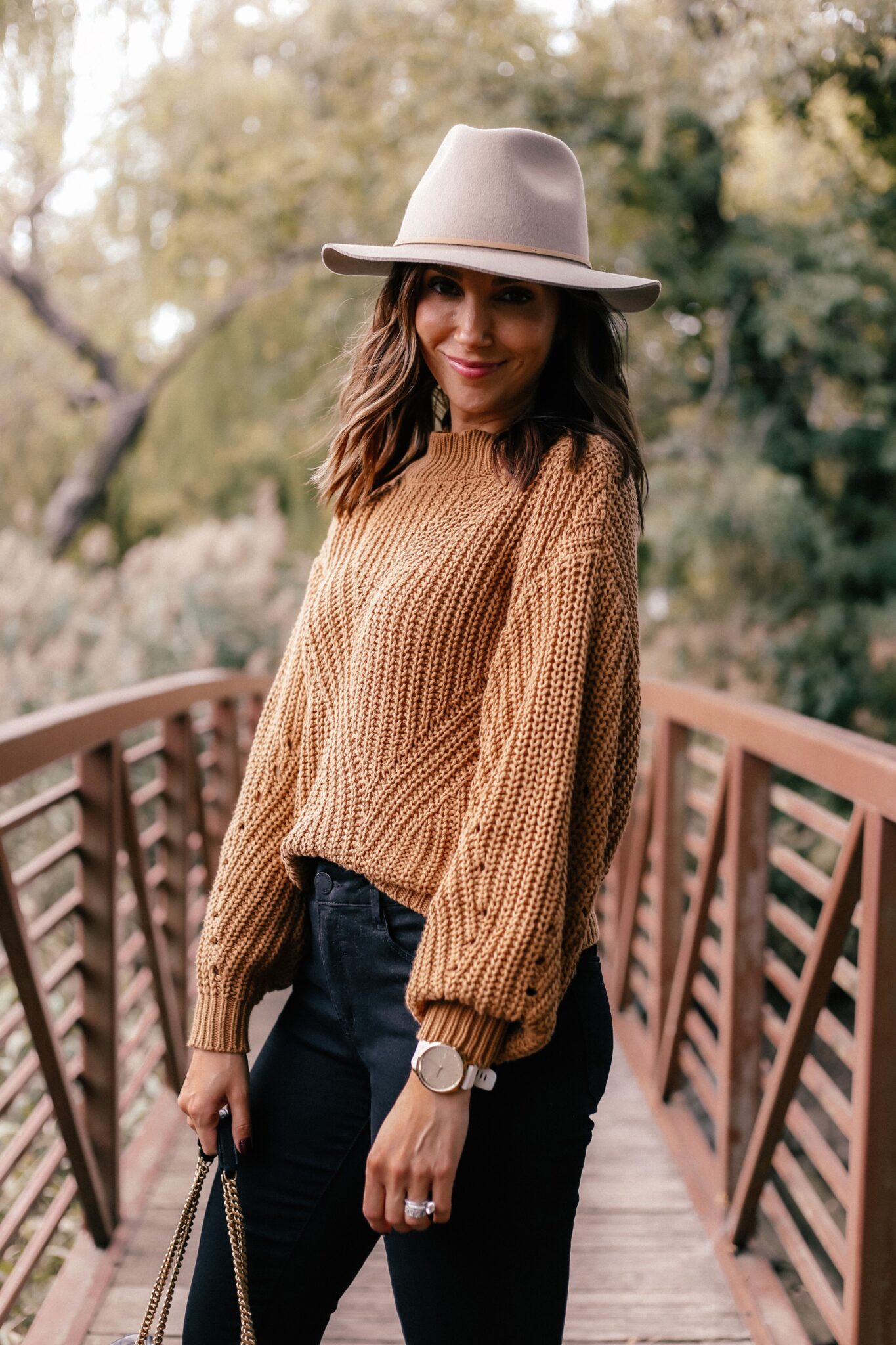 fall outfit ideas with black jeans and hat