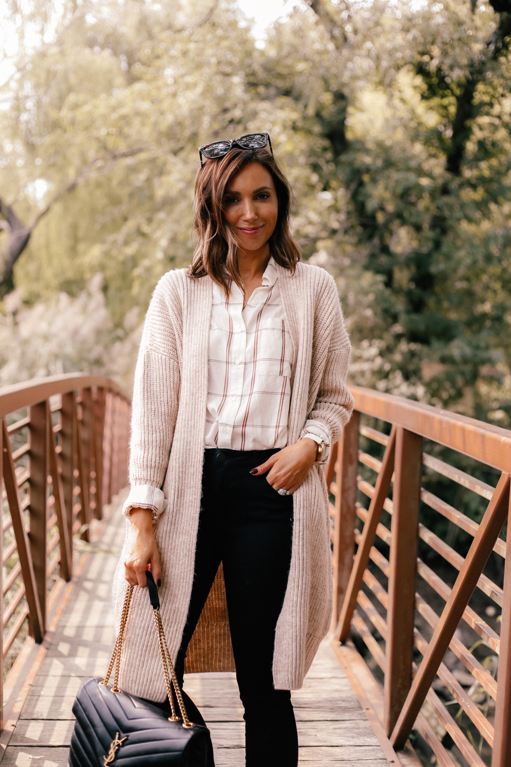 fall outfit idea with oversized cardigan and black jeans