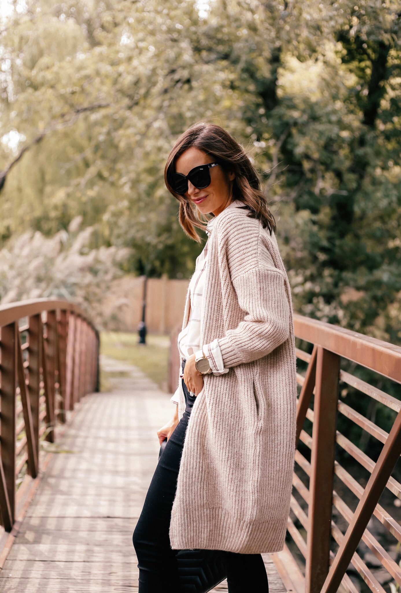 fall outfit idea with cardigan and black jeans