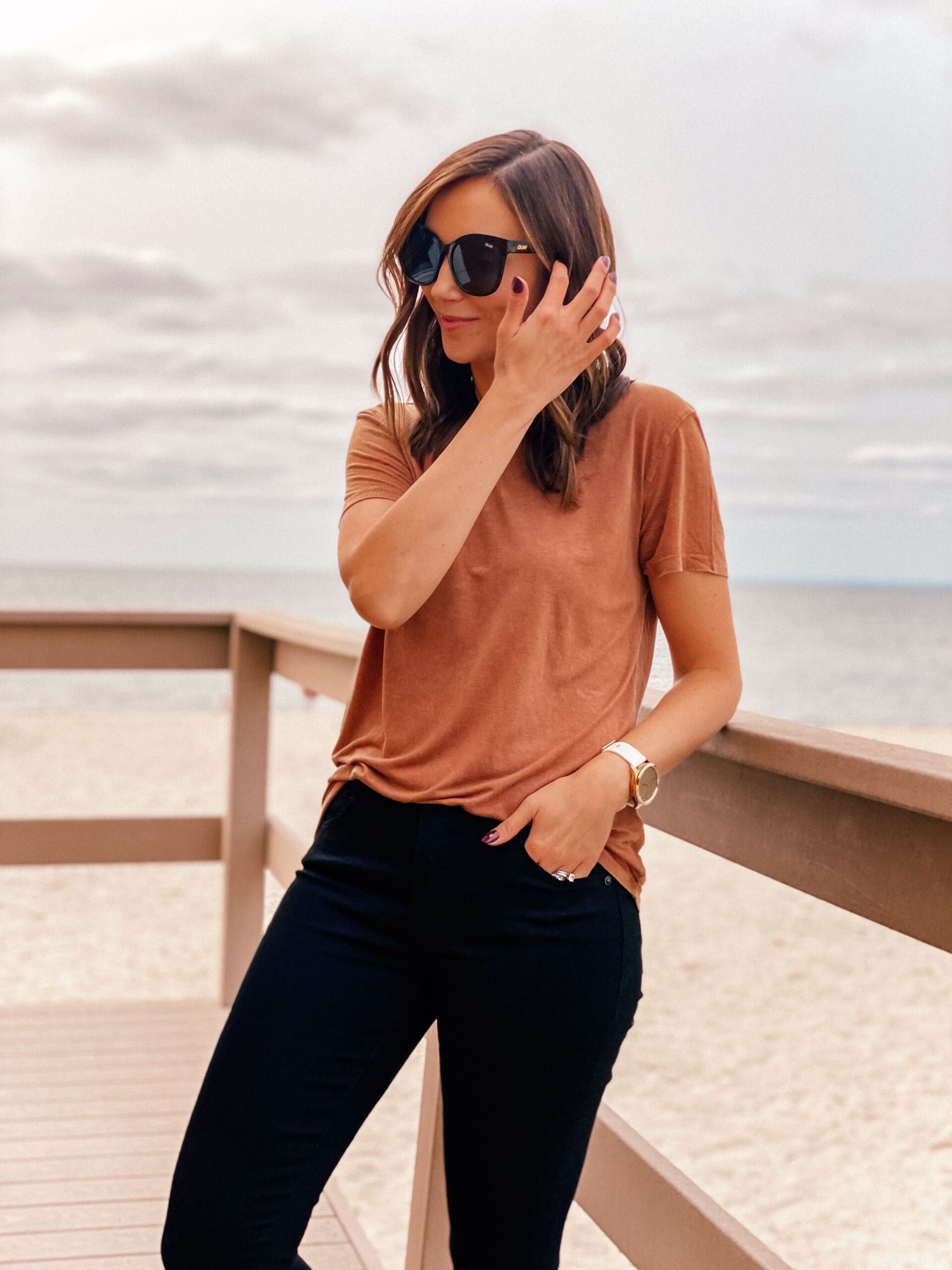 fall outfit with brown tee and black jeans