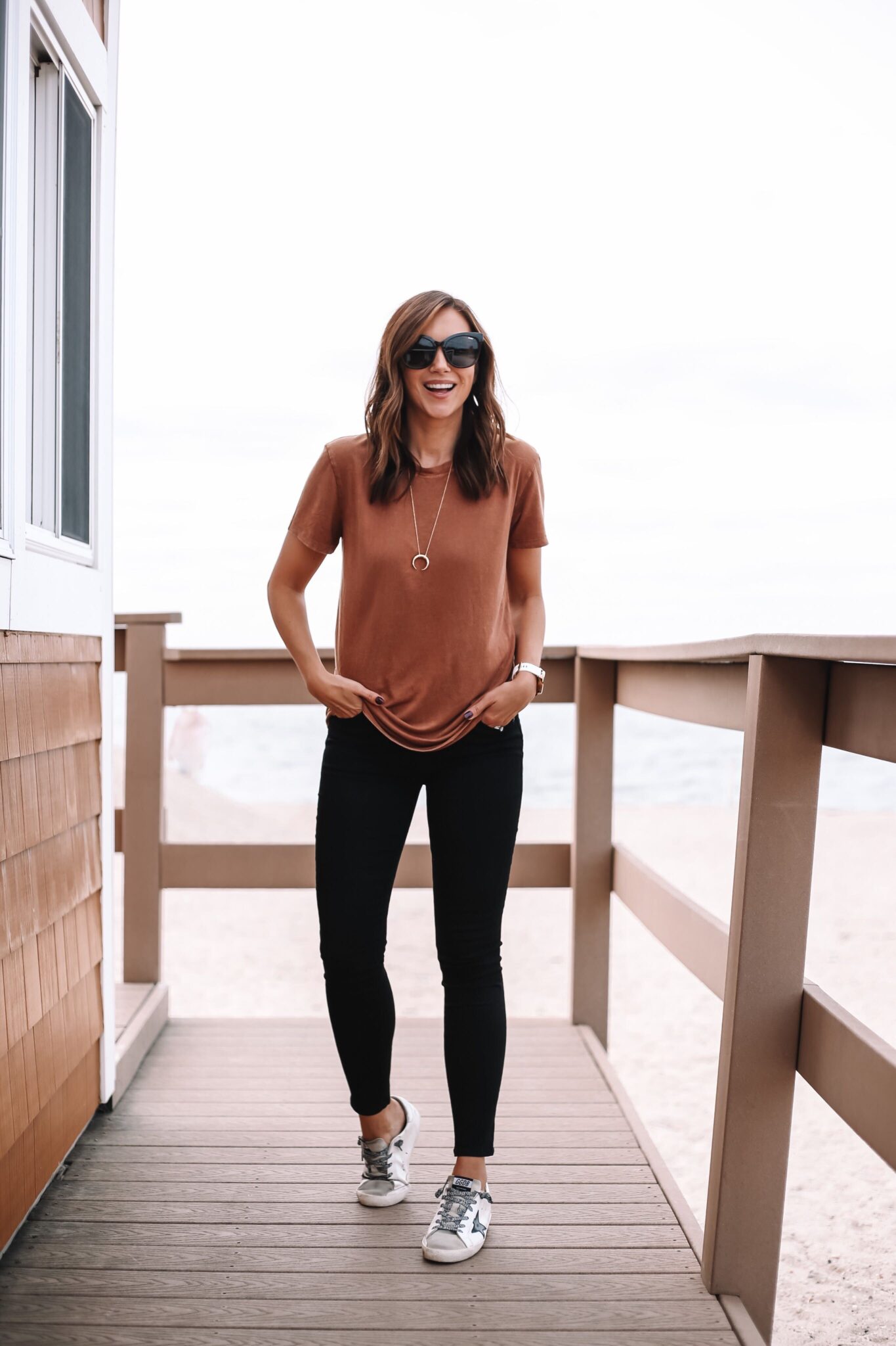 casual fall outfit with tee, black jeans and sneakers