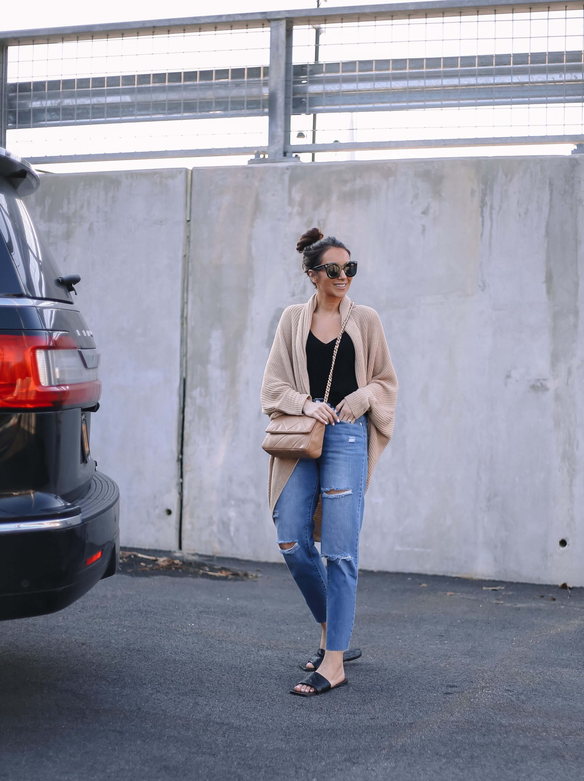 spring outfit with mom jeans and quilted sandals