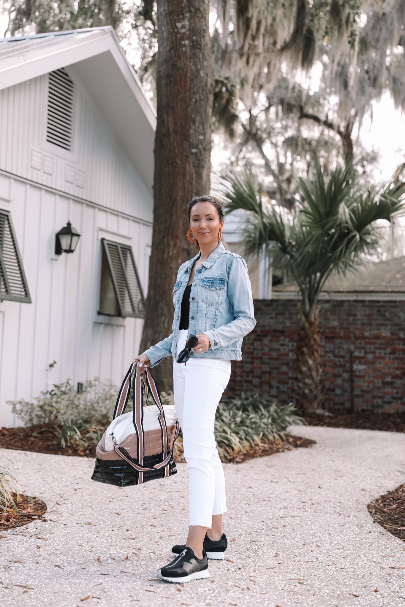 spring outfit with white jeans