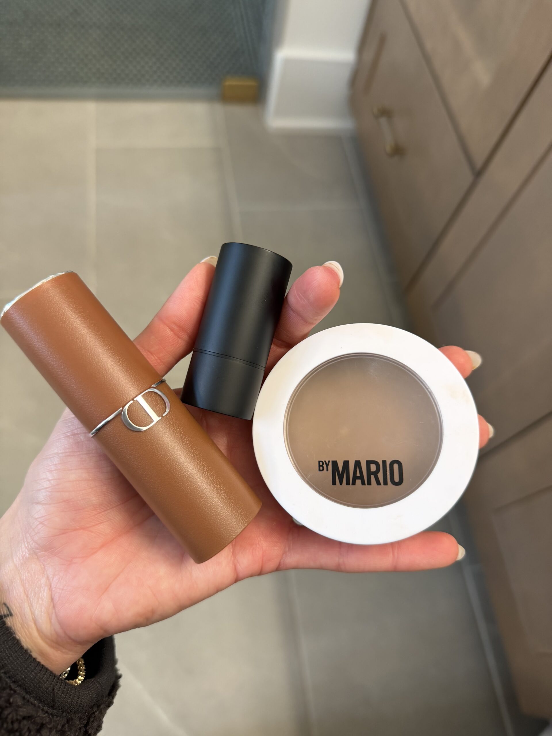 whats in my makeup bag, everyday makeup bag essentials, makeup bag must haves, everyday makeup routine, beauty favorites, tried and true makeup products, complexion makeup favorites, best makeup primers, foundation favorites, glow makeup products, luxury makeup favorites, everyday beauty staples, makeup products I use daily