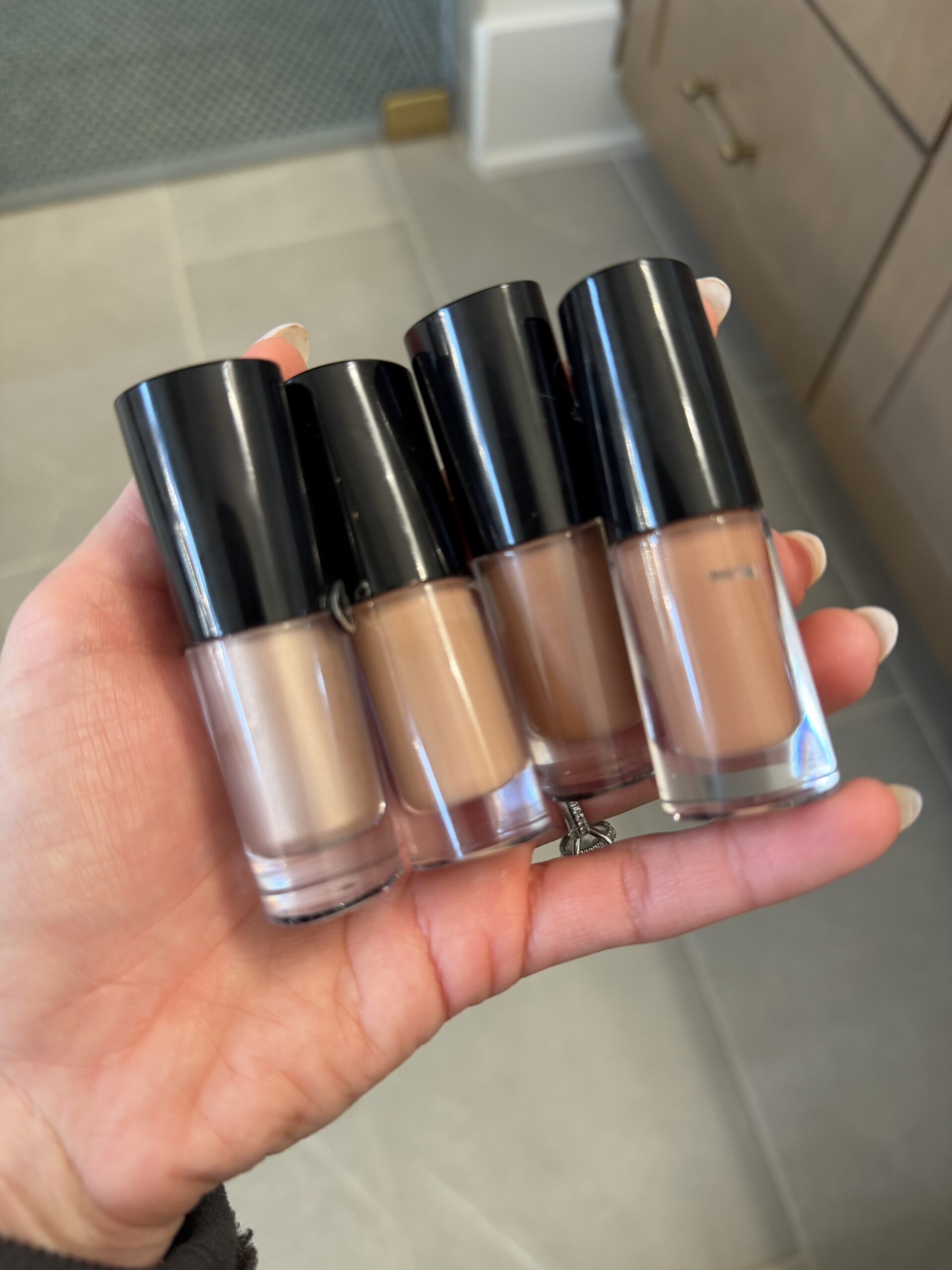 whats in my makeup bag, everyday makeup bag essentials, makeup bag must haves, everyday makeup routine, beauty favorites, tried and true makeup products, complexion makeup favorites, best makeup primers, foundation favorites, glow makeup products, luxury makeup favorites, everyday beauty staples, makeup products I use daily