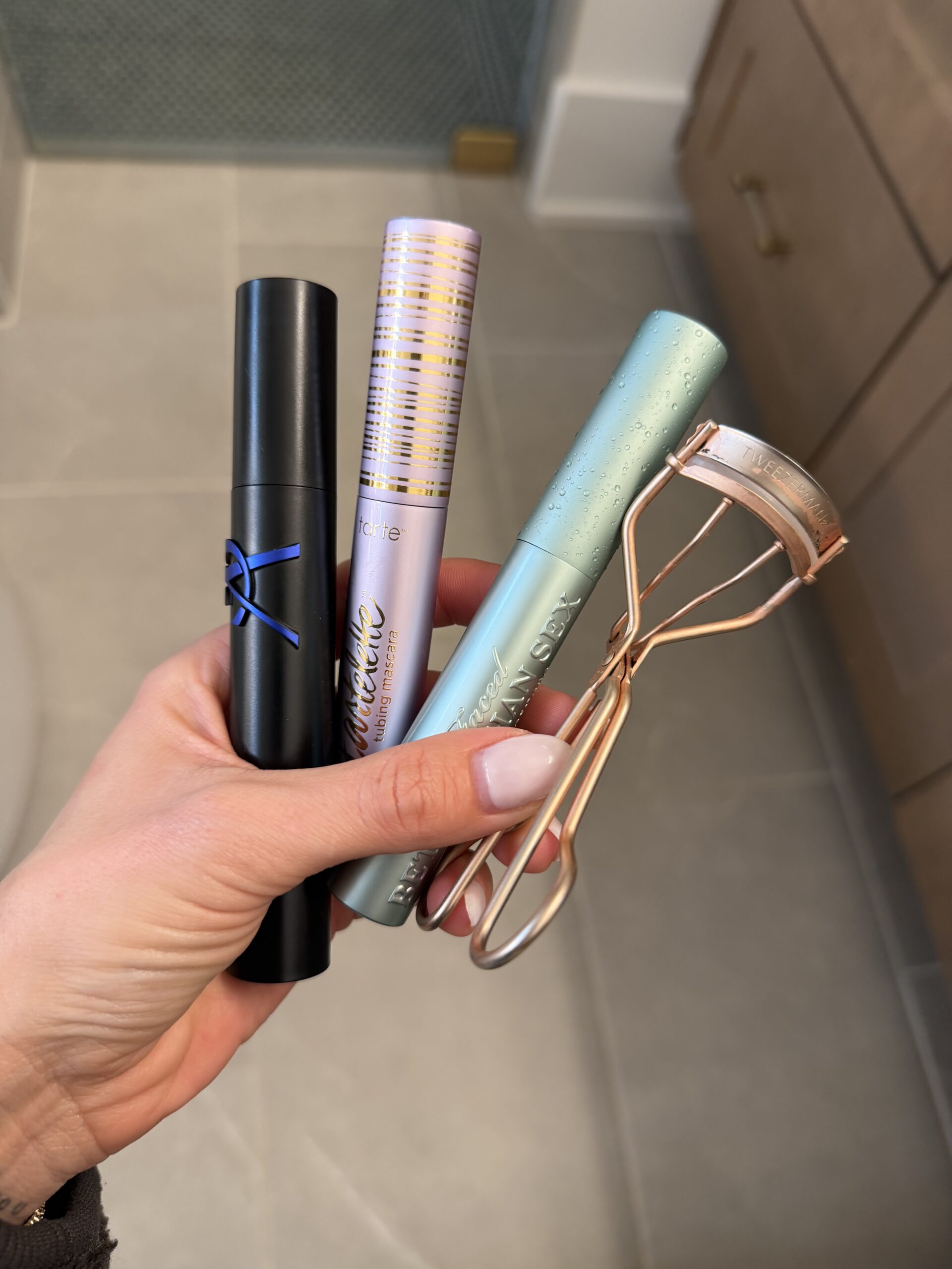 whats in my makeup bag, everyday makeup bag essentials, makeup bag must haves, everyday makeup routine, beauty favorites, tried and true makeup products, complexion makeup favorites, best makeup primers, foundation favorites, glow makeup products, luxury makeup favorites, everyday beauty staples, makeup products I use daily