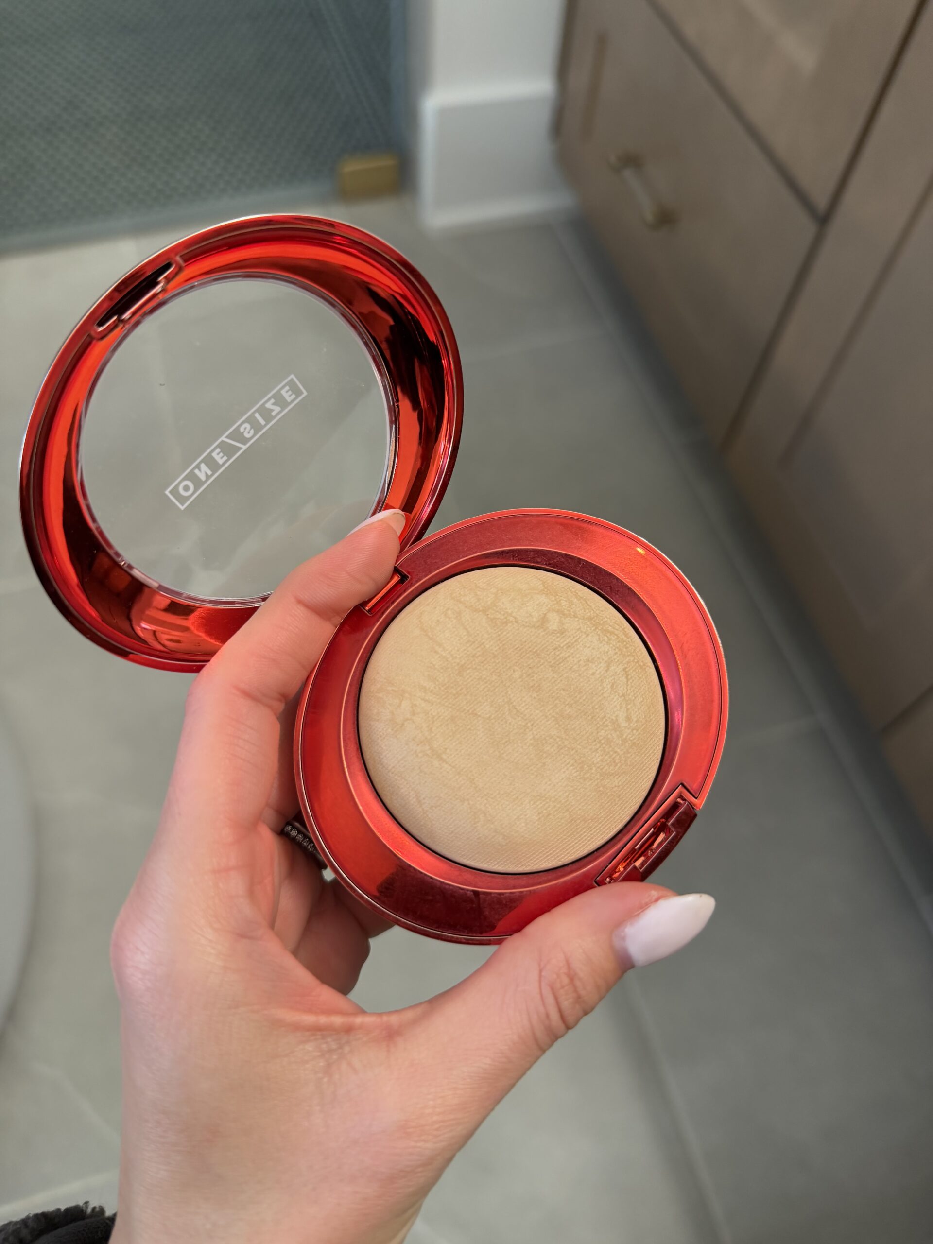 whats in my makeup bag, everyday makeup bag essentials, makeup bag must haves, everyday makeup routine, beauty favorites, tried and true makeup products, complexion makeup favorites, best makeup primers, foundation favorites, glow makeup products, luxury makeup favorites, everyday beauty staples, makeup products I use daily