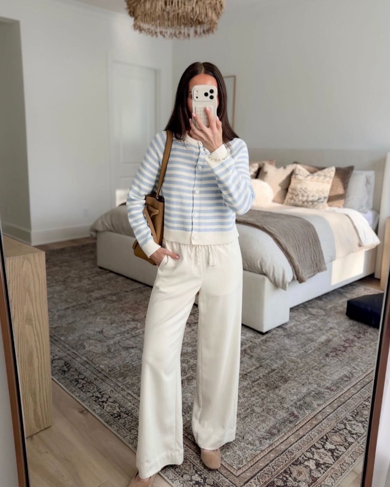 early spring outfits, early spring style, spring outfits for moms, busy mom fashion, transitional spring outfits, lightweight spring layers, neutral spring shoes, comfortable spring outfits, casual spring style, effortless spring fashion, everyday spring outfits